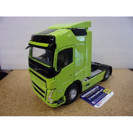 Volvo FH Globetrotter XL Neon Green 2023 S2400107 Solido 1/24