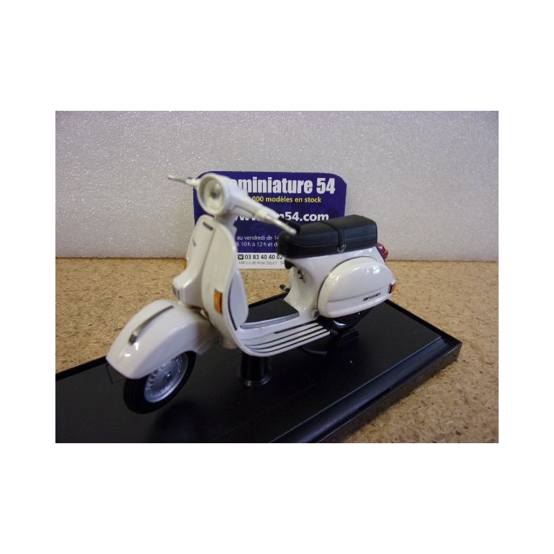 Vespa P200E White 1978 39540-06101 Maisto