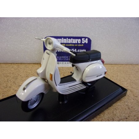 Vespa P200E White 1978 39540-06101 Maisto