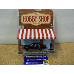 Ford LTD Crown Victoria 1987 + Man in Black Suit " The hobby Shop" 97100-E Greenlight 1.64ième