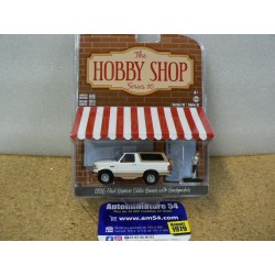 Ford Bronco Eddie Bauer 1996 + Backpacker + Man in Black Suit " The hobby Shop" 97100-F Greenlight 1.64ième