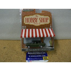 Checker Marathon 1982 + Driver in Suit " The hobby Shop" 97130-C Greenlight 1.64ième