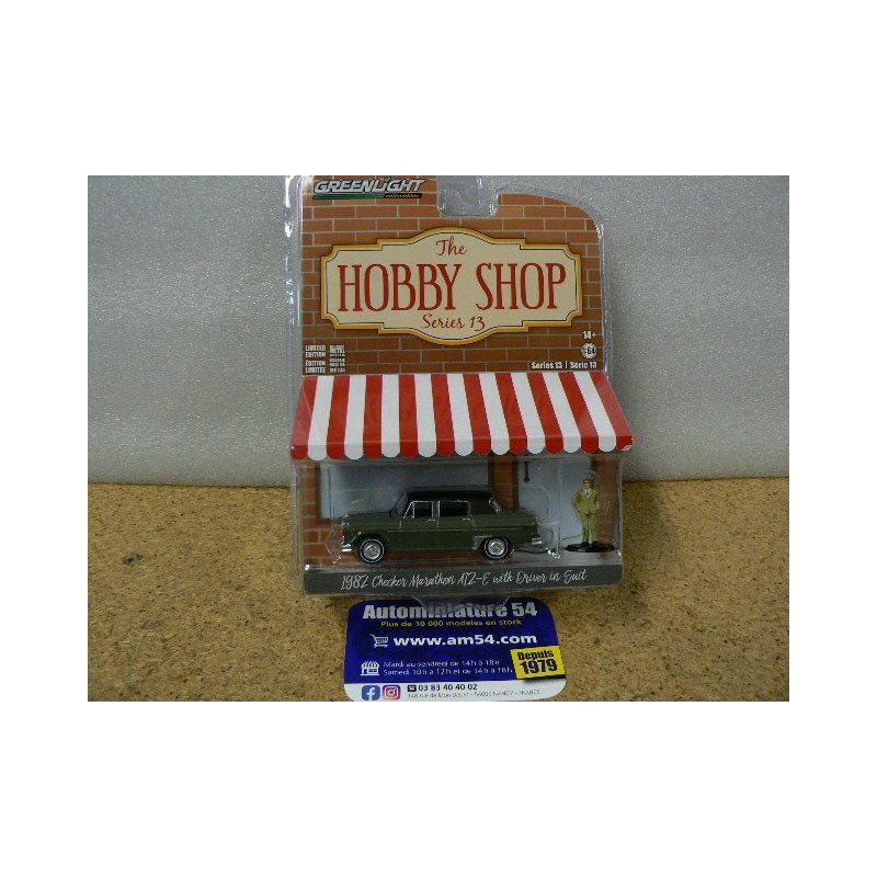 Checker Marathon 1982 + Driver in Suit " The hobby Shop" 97130-C Greenlight 1.64ième