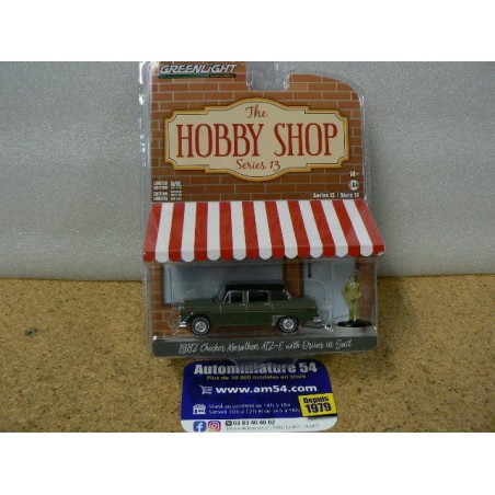 Checker Marathon 1982 + Driver in Suit " The hobby Shop" 97130-C Greenlight 1.64ième