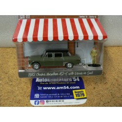 Checker Marathon 1982 + Driver in Suit " The hobby Shop" 97130-C Greenlight 1.64ième