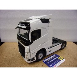 Volvo FH Globetrotter XL White 2021 S2400103 Solido 1/24