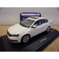 Volkswagen Passat 7 white 2010 450743100 Schuco