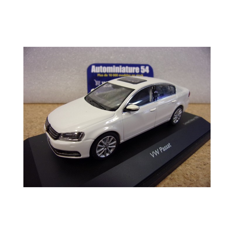 Volkswagen Passat 7 white 2010 450743100 Schuco