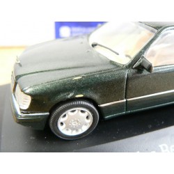 Mercedes E320 Coupé Green !! défaut peinture aile avant " 070119 Herpa